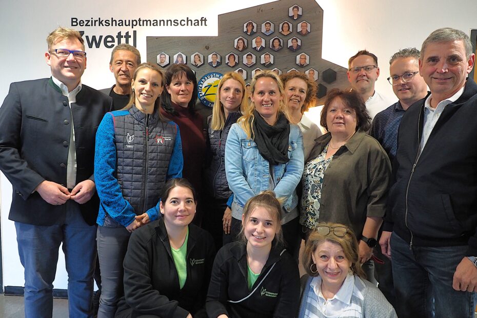 Foto: Vorne von links: Katharina Braun, Lorena Hagmann, FSA Eder-Ettenauer Stehend von links: Bezirkshauptmann Markus Peham, Manfred Seper, Cornelia Fessl, Doris Maurer, Karin Winter, Mag. Bauer, FSA Mittendorfer, Martha Oberbizer, Bgm. Christian Seper, Hr. Fichtinger, Bgm. Günther Kröpfl
